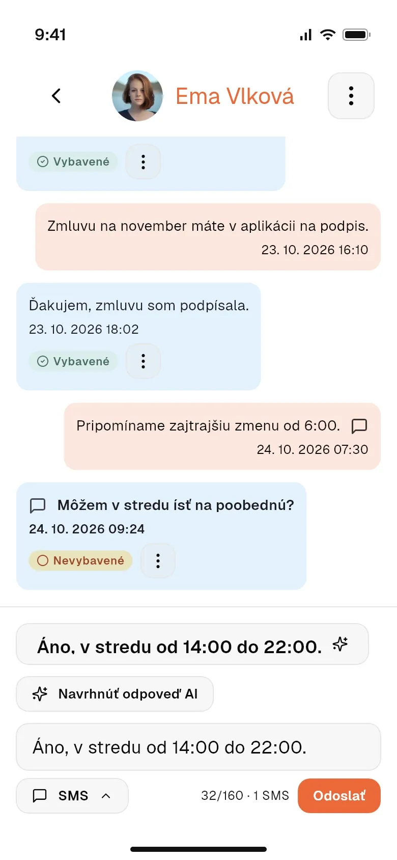 Konverzácia s pracovníkom a návrh odpovede od AI vložený do editora