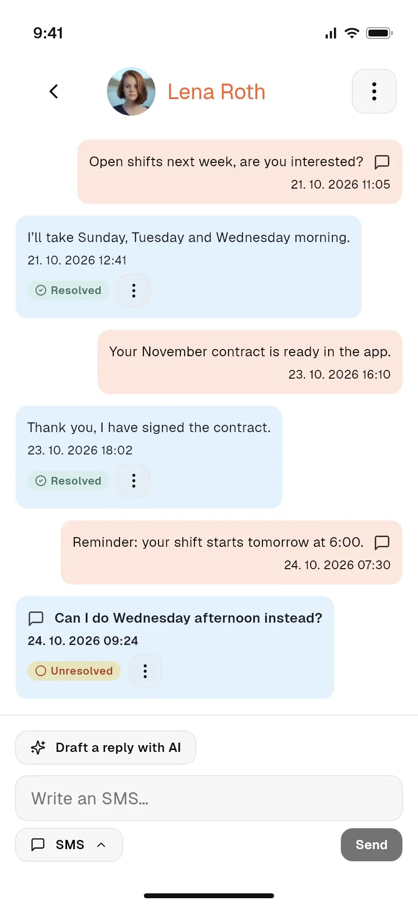 A conversation with a worker and a Stafio AI reply suggestion